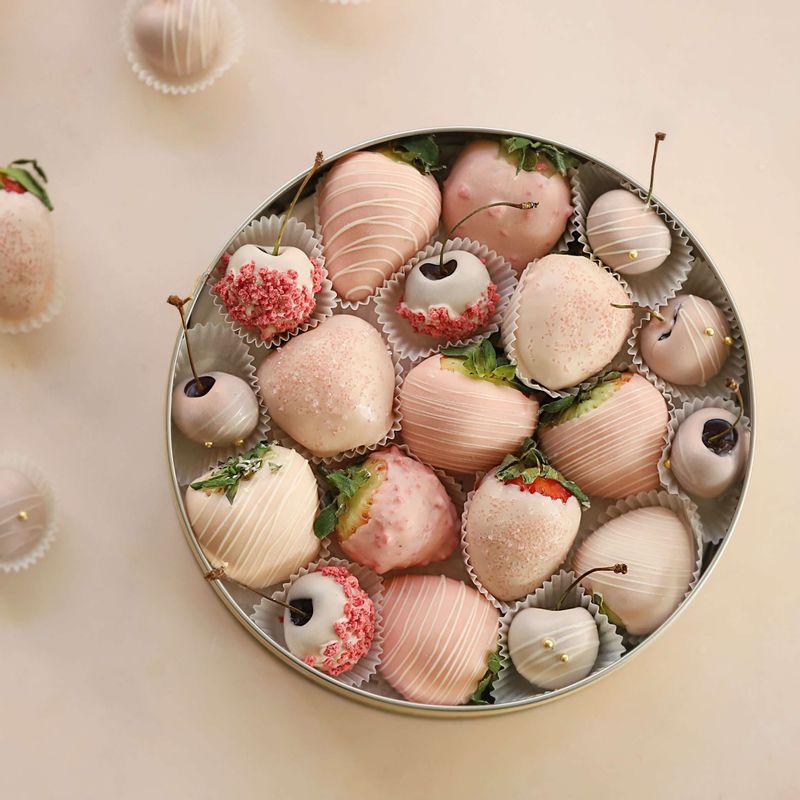 완성된 딸기 퐁듀 초콜릿을 머핀컵에 각각 넣어 상자나 포장지 등에 담아 선물해보세요.