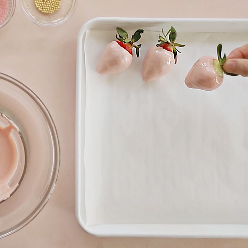 딸기와 체리의 꼭지 부분을 잡고, 녹인 초콜릿을 묻혀주세요.