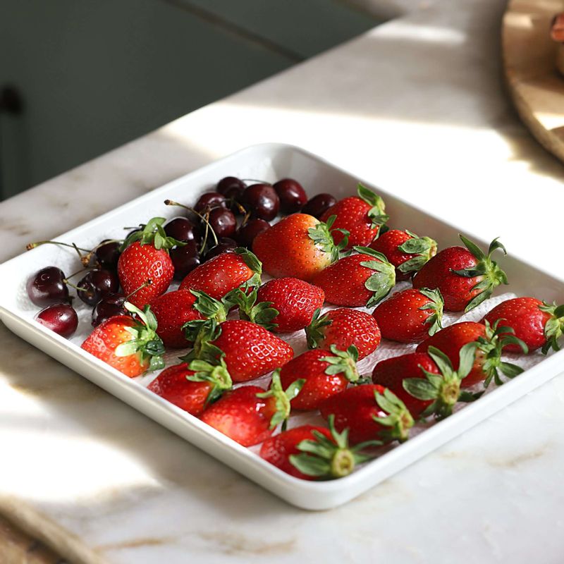 깨끗이 씻은 딸기와 체리는 키친타월로 물기를 완전히 제거해주세요.