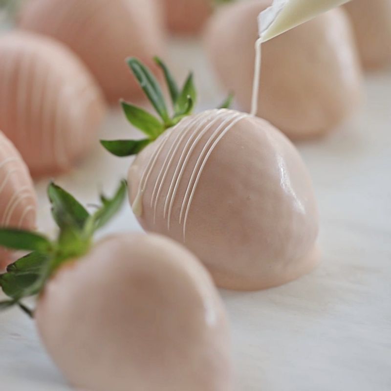 초콜릿을 고르게 묻힌 체리와 딸기에 스프링클과 컬러슈가, 짤주머니에 넣은 화이트 초콜릿 등으로 장식한 후, 초콜릿이 묻어나지 않을 때까지 실온에서 굳혀주세요.
(장식 품명 : 딸기초코크런치, 금라잔(체리장식), 스프링클, 크리스탈 슈가)