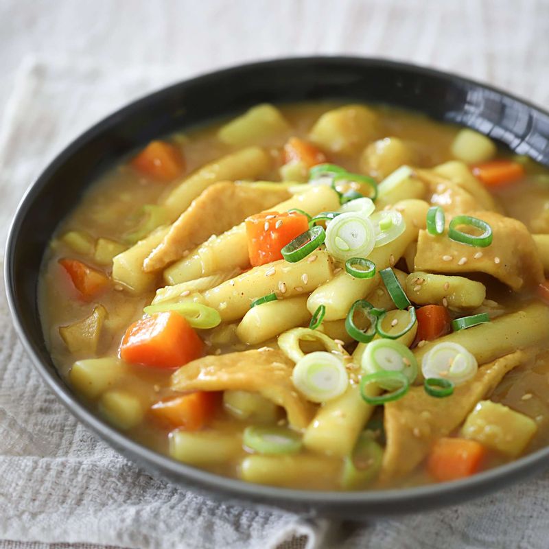 알맞은 그릇에 담고, 통깨를 뿌려 마무리해주세요.