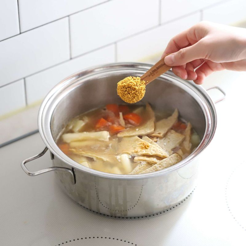 당근이 반쯤 익으면 떡볶이 떡과 어묵, 카레가루를 넣고 3~4분간 끓여줍니다.
(찬물 1/2컵에 카레가루를 개어준 후 넣어주셔도 좋아요)