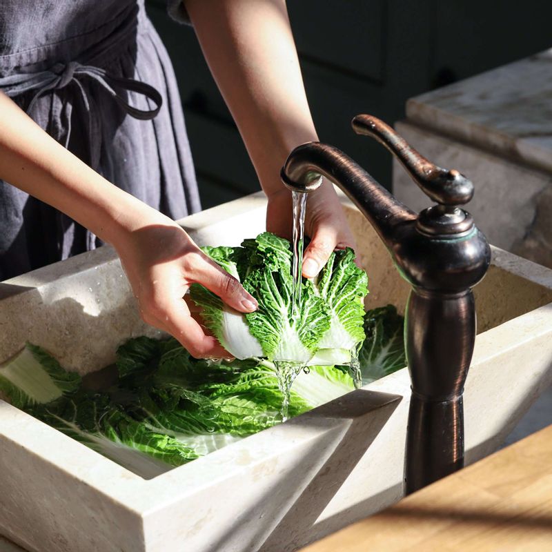 봄동의 밑동을 자른 후 흐르는 물에 담가 여러 번 흔들어 씻고, 홍고추는 송송 썰어주세요.