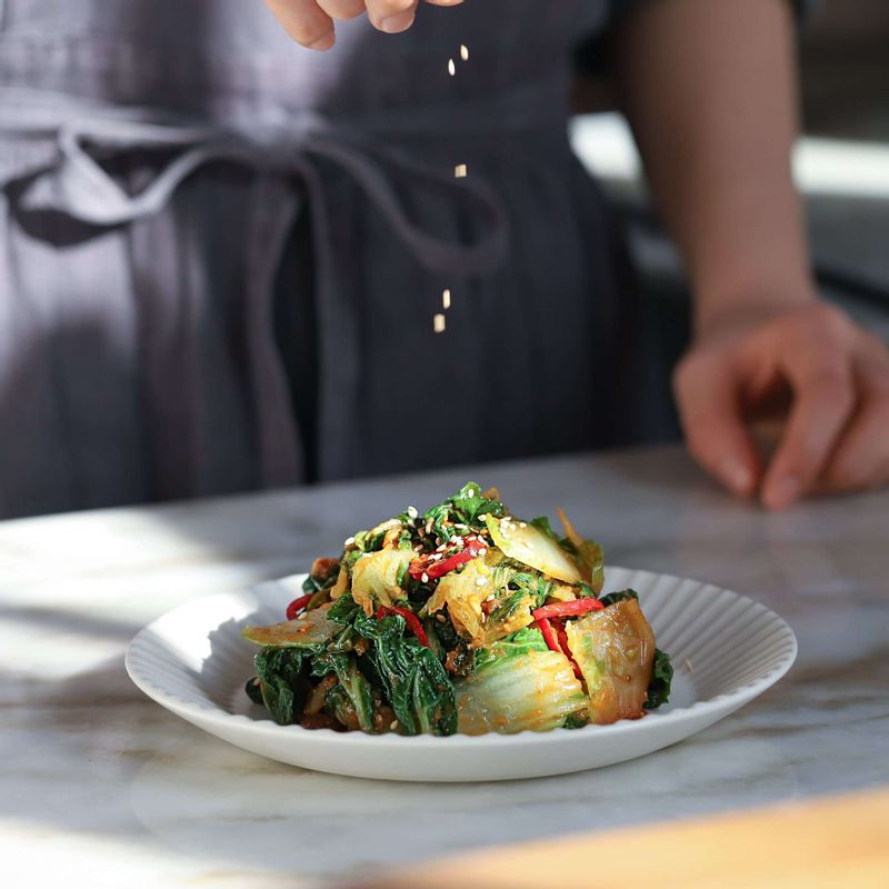 접시에 봄동된장무침을 담고 통깨를 뿌려 마무리해주세요.