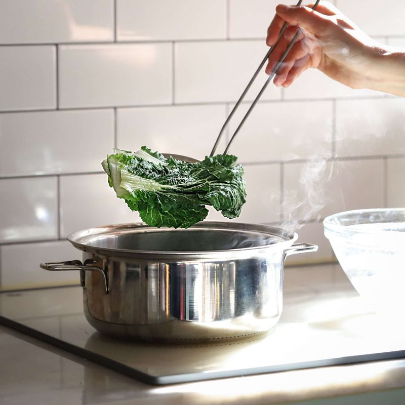 끓는 물에 약간의 소금을 넣고, 손질한 봄동을 넣어 2분 정도 데쳐 찬물에 헹궈주세요.