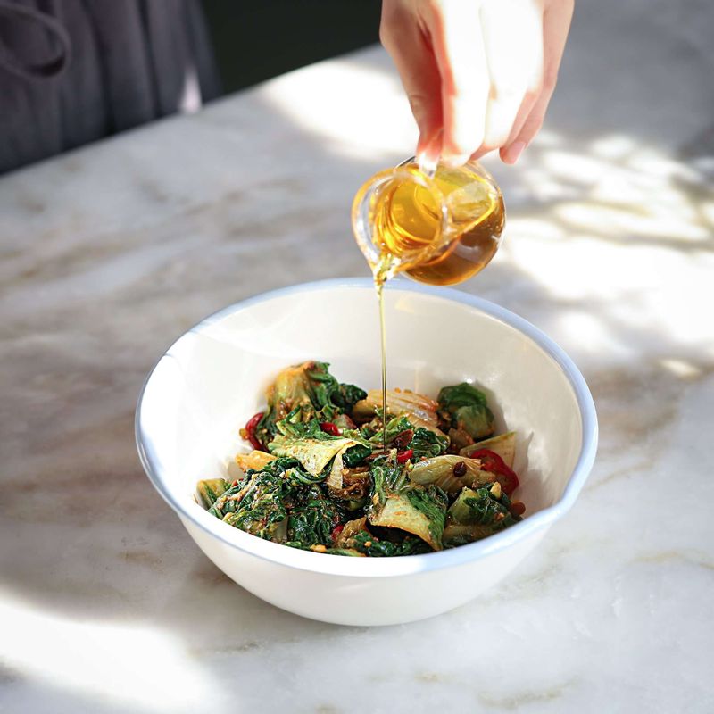 볼에 데친 봄동과 홍고추, 양념을 넣고 조물조물 무쳐주세요.