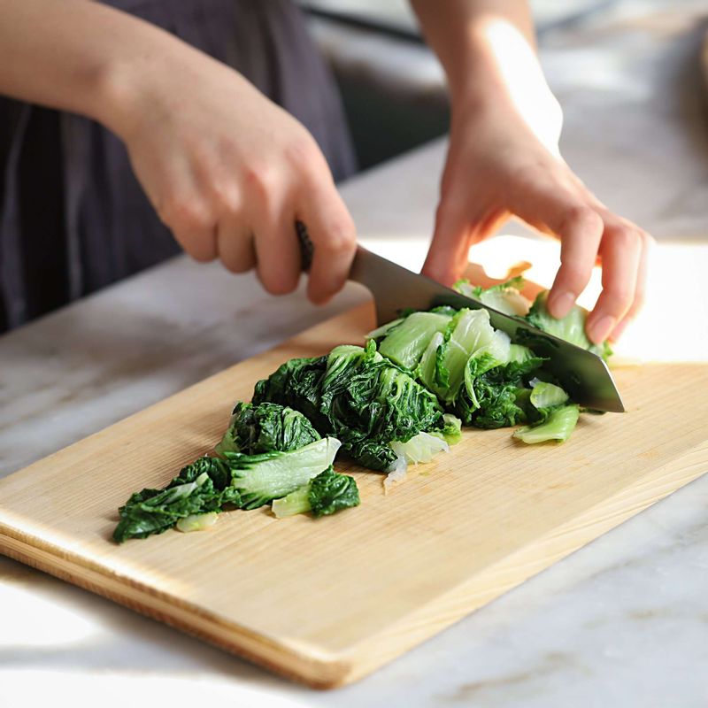 물기를 적당히 짠 후 먹기 좋은 길이로 잘라주세요.