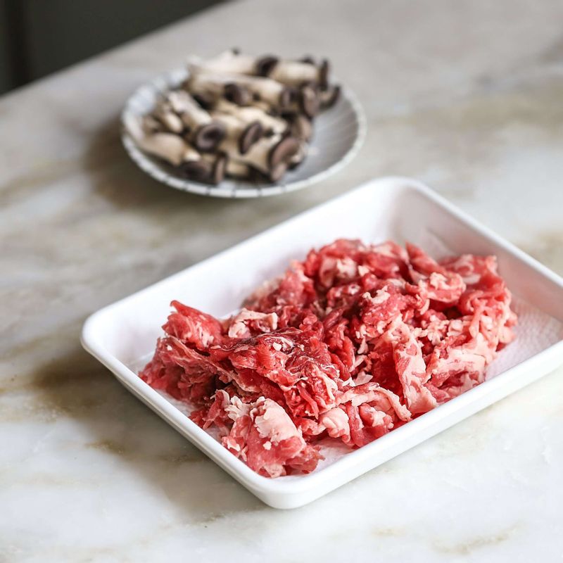 소고기는 먹기 좋게 썰어 키친타월에 올린 후 핏물을 빼고, 양파는 굵게 채썰고, 쪽파는 송송 썰어주세요. 느타리버섯은 밑동을 자른 후 가닥가닥 떼어주세요.