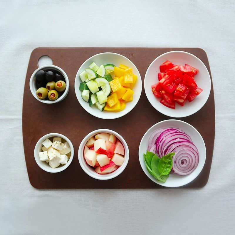 그릭샐러드을 위한 재료 이미지로 복숭아,토마토,오이,노란 파프리카,적양파 등으로 구성 되어있습니다.