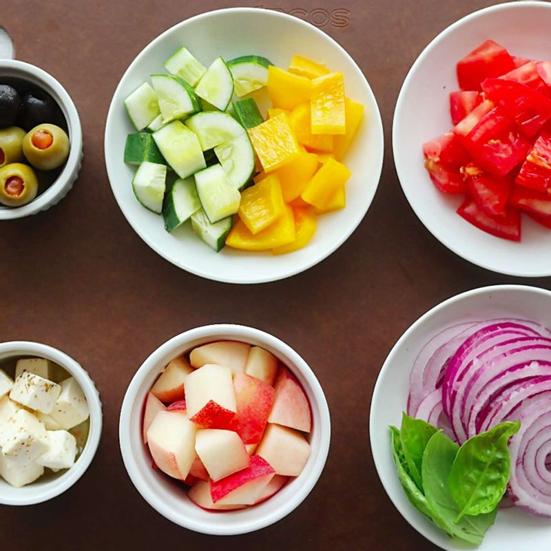 복숭아는 단단한 것으로 준비해 껍질을 깨끗하게 씻은 후 1.5cm 크기로 썰어주세요. 토마토와 오이, 파프리카는 1.5cm 크기로 먹기 좋게 썰어주세요. 적양파는 채를 썬 후 찬물에 담가 매운맛을 제거하고 바질은 돌돌 말아서 가늘게 채를 썰어주세요.