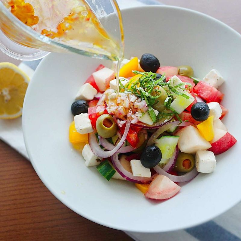 볼에 드레싱 재료를 고루 섞어서 레몬드레싱을 만들어주세요. 그릇에 복숭아, 토마토, 오이, 적양파, 파프리카, 올리브, 페타치즈를 얹은 후 바질을 올리고 먹기 직전에 레몬드레싱을 뿌려주세요