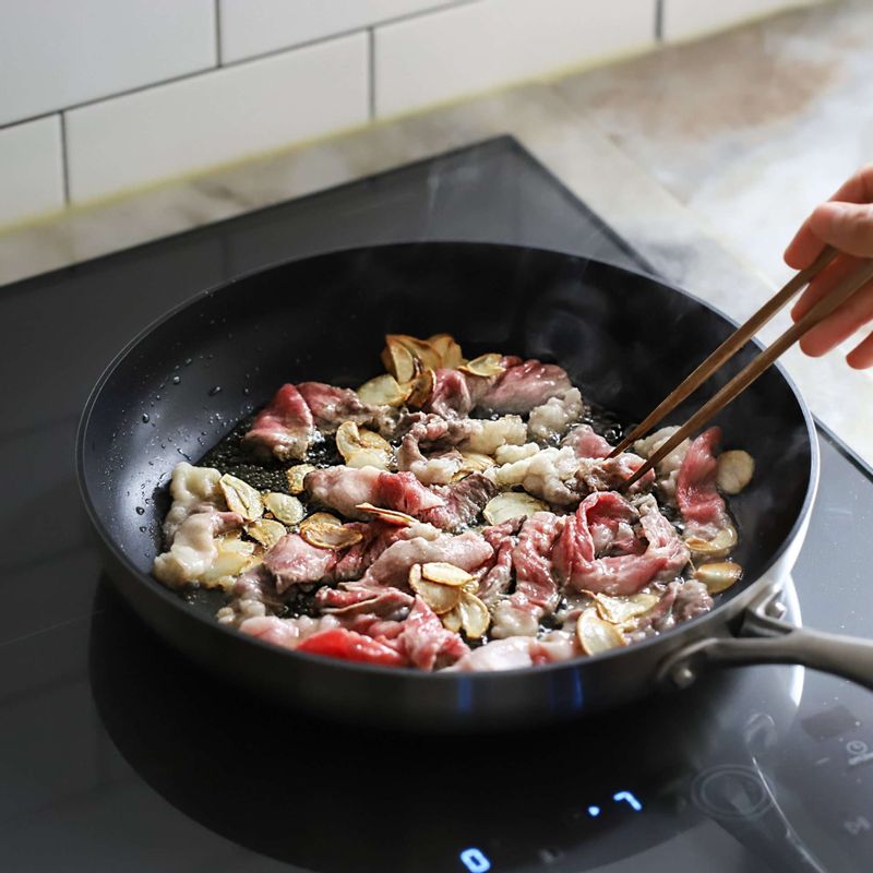 차돌박이를 넣어 볶다가 스파게티면과 간장, 설탕, 면수를 넣은 후 3분 정도 볶아주세요. 참나물 줄기를 넣고 소금, 후추로 부족한 간을 한 후 불을 꺼주세요. 파스타 농도는 따로 빼 둔 면수 1/2컵을 넣어가며 조절해주세요.