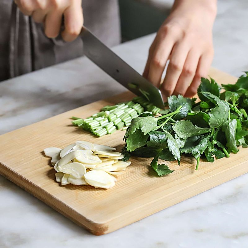 참나물은 깨끗이 씻은 후 잎 부분을 6cm길이로 자르고, 줄기부분은 2cm길이로 송송 썰어주세요. 마늘은 편으로 썰어주세요.