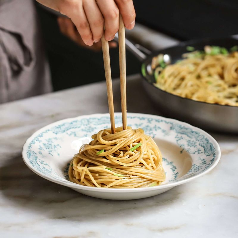 * 스타일링 팁!
젓가락으로 면을 돌돌 말아 접시에 동그랗게 올려주세요. 차돌박이와 마늘은 면 위쪽으로 잘 보이게 올린 후 참나물을 한쪽에 담으면 색감도 잘 어울리고 푸짐해보여요. 통깨를 뿌려 완성해주세요.