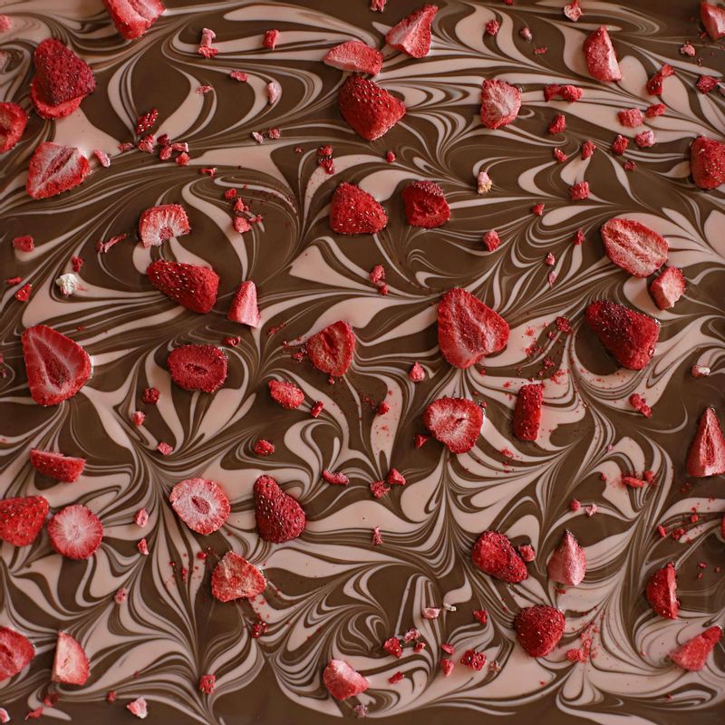 서늘한 곳에서 3~4시간 정도 굳힌 후 초콜릿을 먹기 좋은 크기로 잘라주세요. 적당한 용기에 담아 포장해 선물하기도 좋아요.