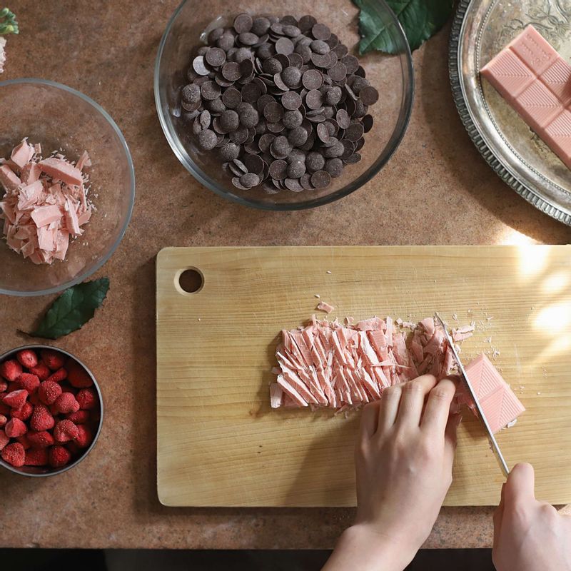 코팅 초콜릿을 잘게 잘라 각각 볼에 담아주세요. 딸기칩을 적당한 크기로 잘라주세요.