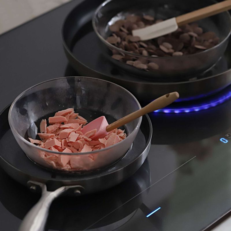 팬에 물을 적당히 담고, 초콜릿이 담긴 볼을 올려 저어주며 아주 약한 불에서 중탕으로 녹여주세요.(초콜릿에 물이 들어가지 않도록 주의해서 저어주세요.)
tip. 커버처초콜릿은 별도의 템퍼링 작업이 필요하기 때문에, 바크초콜릿을 만드실 때는 간편한 코팅 초콜릿을 추천해드려요!