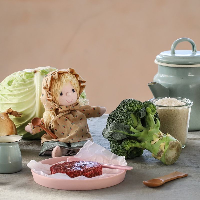 쇠고기브로콜리 이유식을 위한 재료 이미지로 진밥 1공기,쇠고기안심,브로콜리,양배추,양파 등으로 구성 되어있습니다.