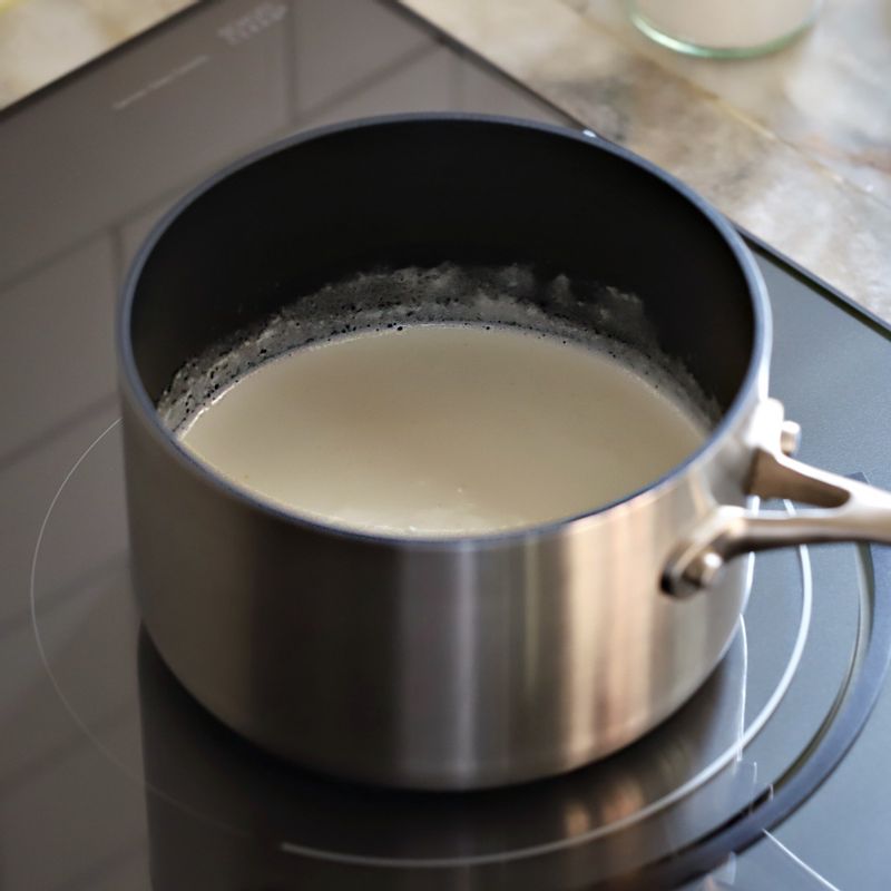 냄비에 생크림과 바닐라에센스를 넣고 끓기 전까지 데워주세요.