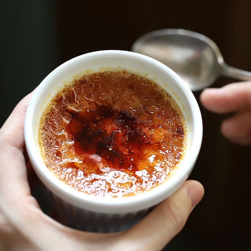 설탕을 톡톡 깨서 아래 커스터드크림과 함께 즐겨주세요.