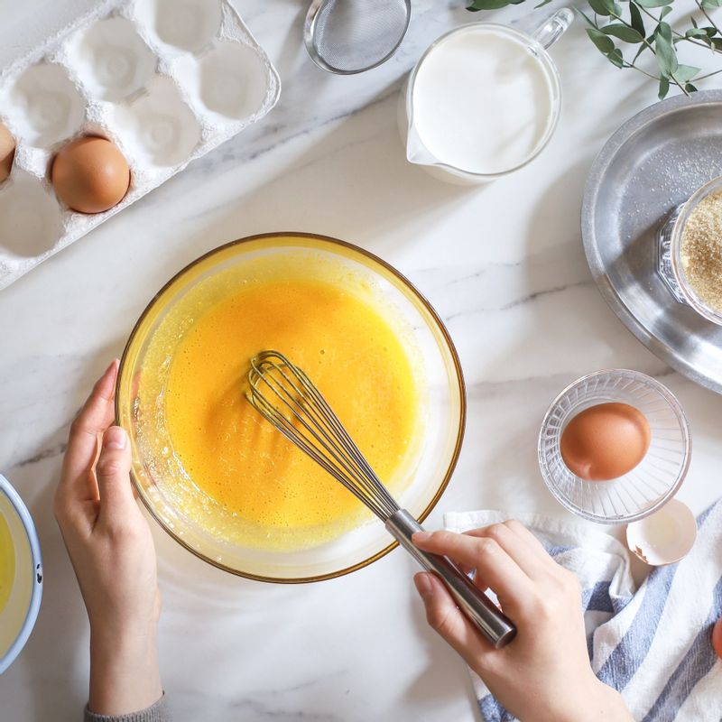 볼에 달걀노른자와 설탕을 넣고 잘 섞어주세요.