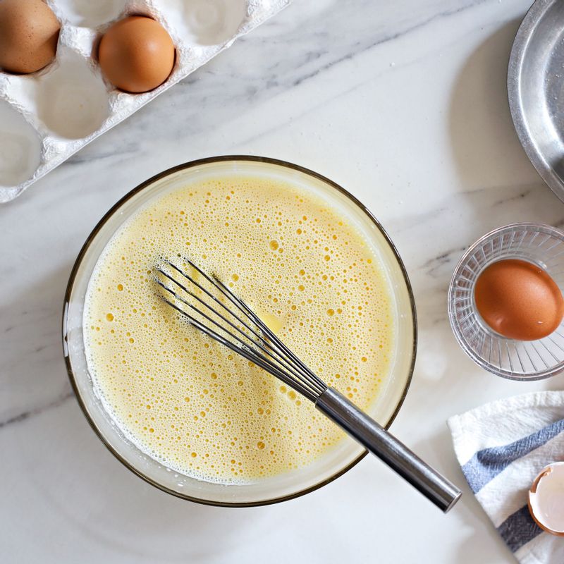 달걀노른자와 설탕을 섞은 볼에, 데워진 생크림을 조금씩 넣어가며 거품기로 섞어주세요.