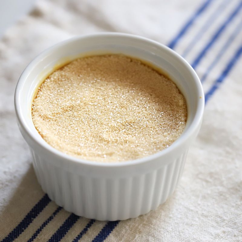 식은 푸딩 위에 설탕을 1큰술씩 올려 고르게 편 후 토치로 노릇하게 녹여 완성해주세요.