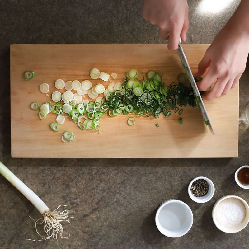 파는 송송, 양파는 잘게 다져주세요.