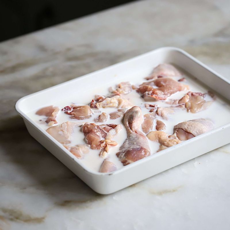 닭볶음탕용 닭은 누린내 제거를 위해 우유에 30분가량 담갔다가 물에 씻어 밑간 재료에 10분 정도 재워주세요.