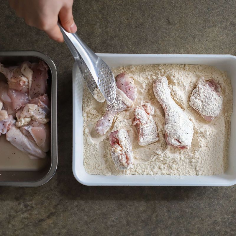 밑간한 닭고기에 치킨튀김가루를 묻혀주세요.