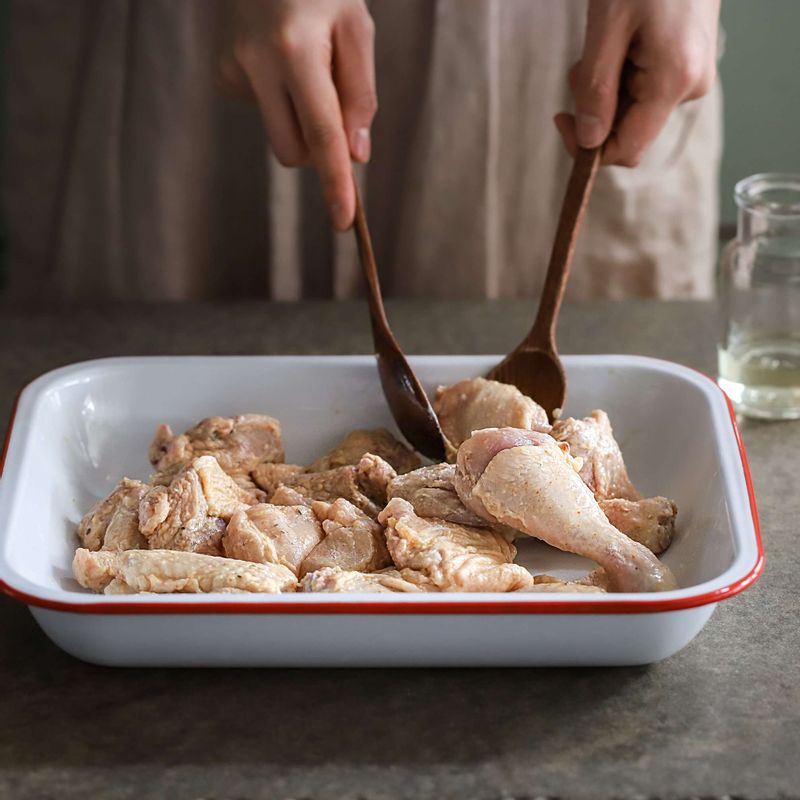 튀김옷을 입힌 닭에 식용유를 넣어 버무려주세요.
(에어프라이어를 활용해 만들기 위해 식용유에 버무리는 것으로, 기름에 튀겨 만드실 경우 이 과정은 생략해주세요)