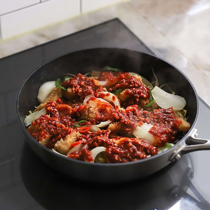 뚜껑을 열고, 섞어 둔 양념장을 넣어 황태와 콩나물을 섞어주세요.