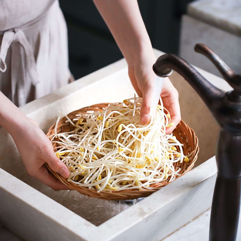 콩나물은 깨끗이 씻어 체에 밭쳐 물기를 빼고, 황태는 8등분으로 잘라주세요. 양파는 굵게 채썰고, 대파와 청양고추, 홍고추는 어슷하게 썰어주세요.
(tip. 아삭한 식감을 위해 콩나물은 찜용을 사용하시는 게 좋아요)