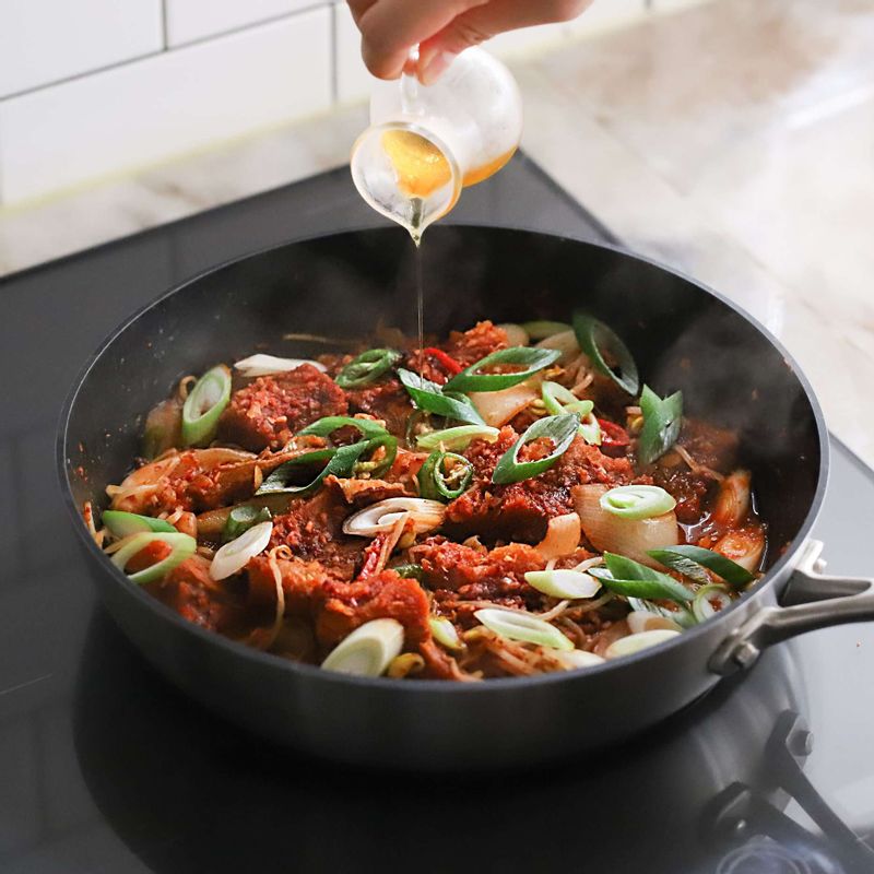 어슷썬 대파와 들기름을 넣어 약불에서 3분간 익힌 후 불을 꺼주세요.