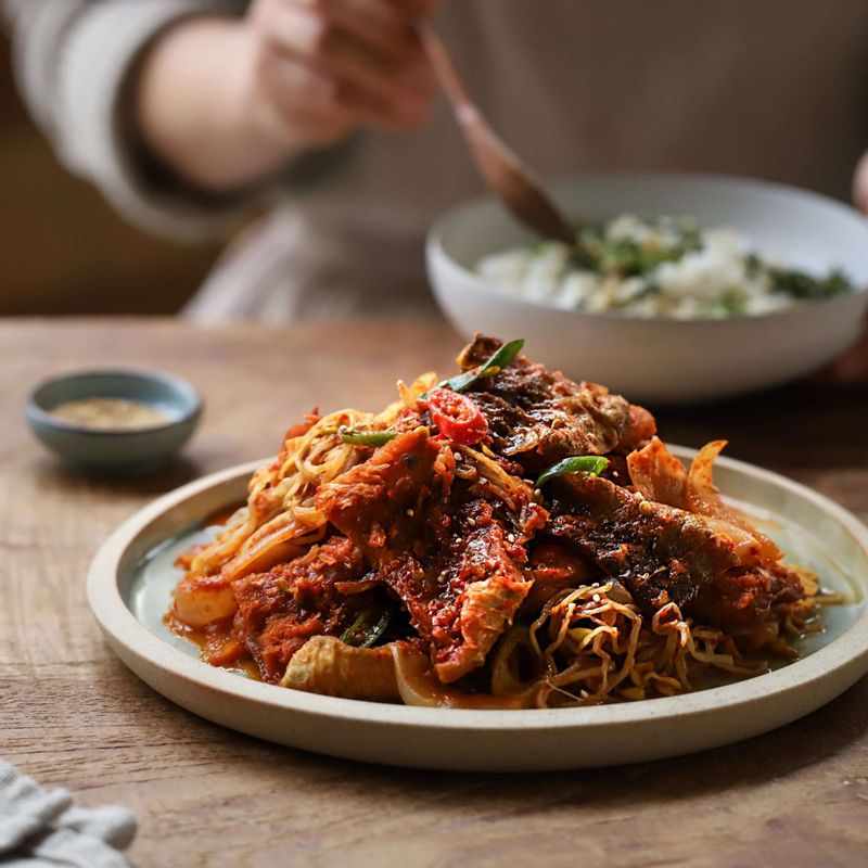 접시에 보기 좋게 담은 후 통깨를 뿌려 마무리해주세요.