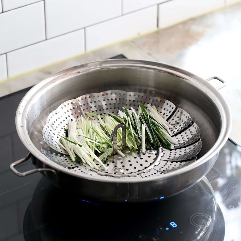 찜기에 물과 생강을 넣고, 찜기 위에 파를 깔아준 후 도미와 고추를 올려 15~20분 정도 쪄주세요. 달군 팬에 양념재료를 넣어 3~5분간 끓여주세요.