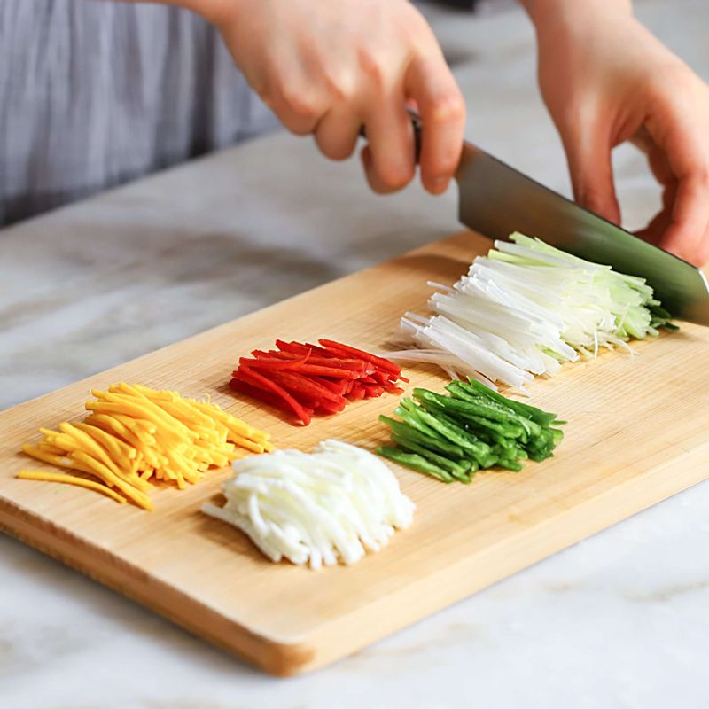 대파와 청양고추, 홍고추는 5cm길이로 채를 썰고, 달걀은 흰자와 노른자를 분리하여 지단을 부친 뒤 얇게 채 썰어주세요.