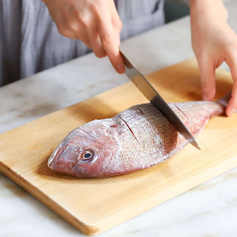 도미의 비늘과 내장을 제거하고 깨끗이 씻어 등에 칼집을 내주세요. 도미에 밑간 재료를 뿌린 후 10분 정도 밑간을 해주세요.