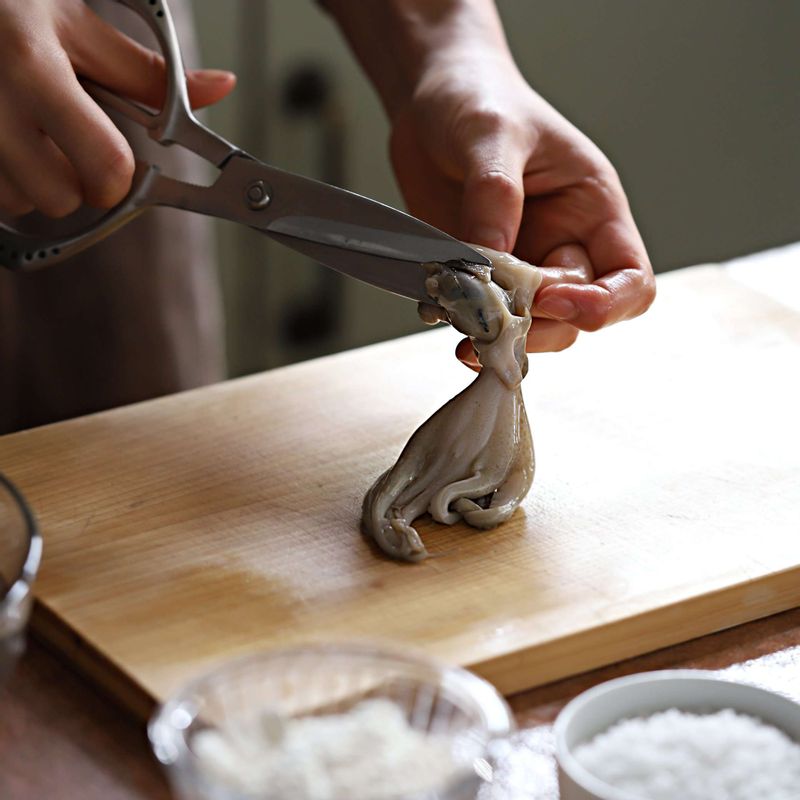 주꾸미는 머리부분을 뒤집어 먹통과 내장을 떼어내고, 소금과 밀가루를 넣고 문지른 후 흐르는 물에 깨끗이 씻어주세요.