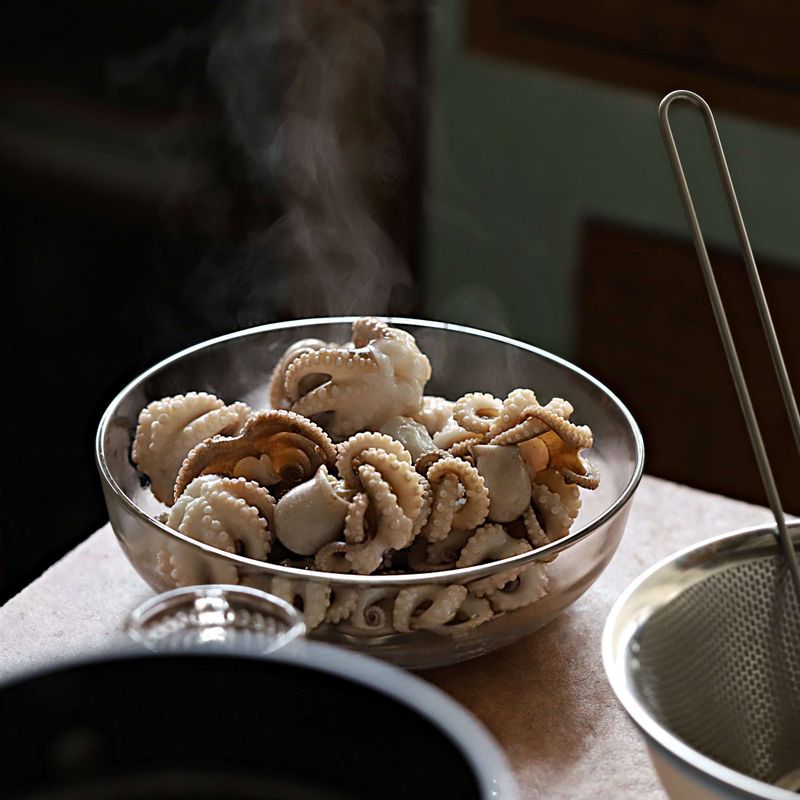 끓는 물에 청주와 소금을 넣고, 손질한 주꾸미를 넣어 10초 정도 살짝 데쳐주세요. 크기가 큰 주꾸미는 먹기 좋은 크기로 잘라주세요. 
(tip. 주꾸미를 먼저 익힌 뒤 볶아야 물도 생기지 않고 부드럽게 드실 수 있어요. 청주를 넣어 데치면 주꾸미의 비린향을 제거할 수 있답니다)