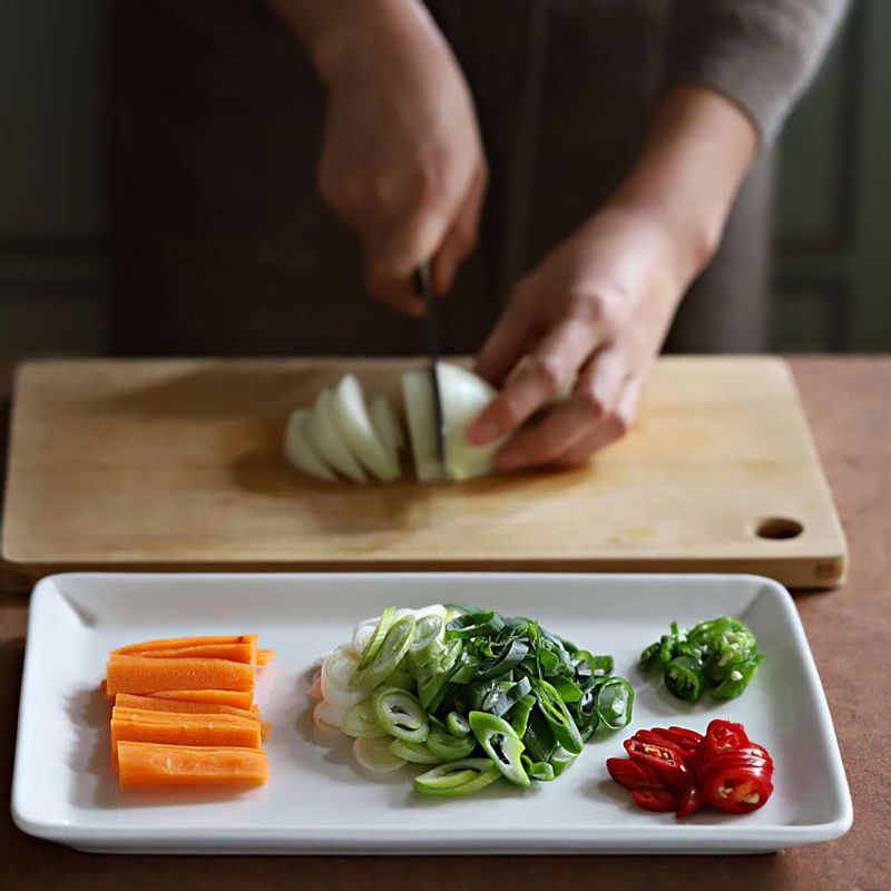 양파는 굵게 채를 썰고, 당근은 먹기 좋게 썰어주세요. 대파와 청양고추, 홍고추는 어슷하게 썰어주세요. 양념재료는 모두 볼에 섞어주세요.