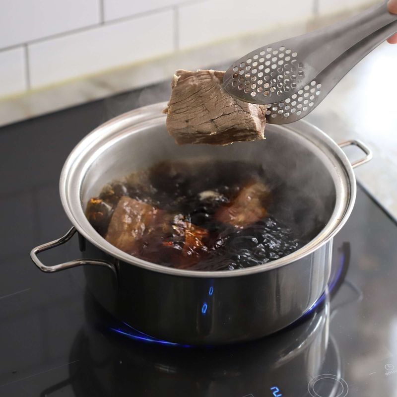 냄비에 조림양념 재료를 넣고 끓으면 삶은 고기를 넣고 15분 정도 중약불에서 끓여주세요.
(tip. 익은 고기를 양념에 넣고 끓여야 고기가 질겨지지 않아요)