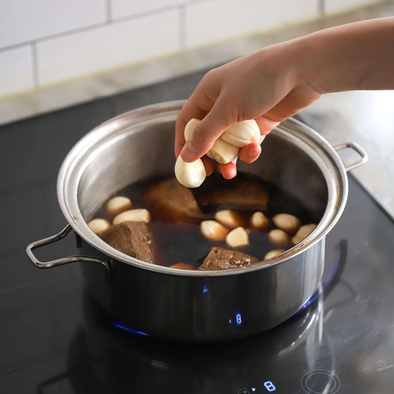 마늘을 넣어 10분 정도 더 끓이고, 꽈리고추를 넣어 3분 정도 더 끓인 후 불을 꺼주세요.