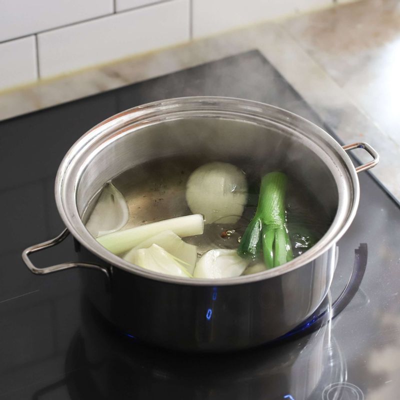 냄비에 고기 삶는 물 재료를 넣어 끓이다가, 국물이 끓으면 고기를 넣고 중불에서 30분 정도 삶아 건져주세요. 고기 삶은 물은 버려주세요.