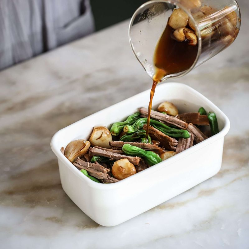 장조림은 한 김 식힌 후 그릇에 담아 보관해주세요.