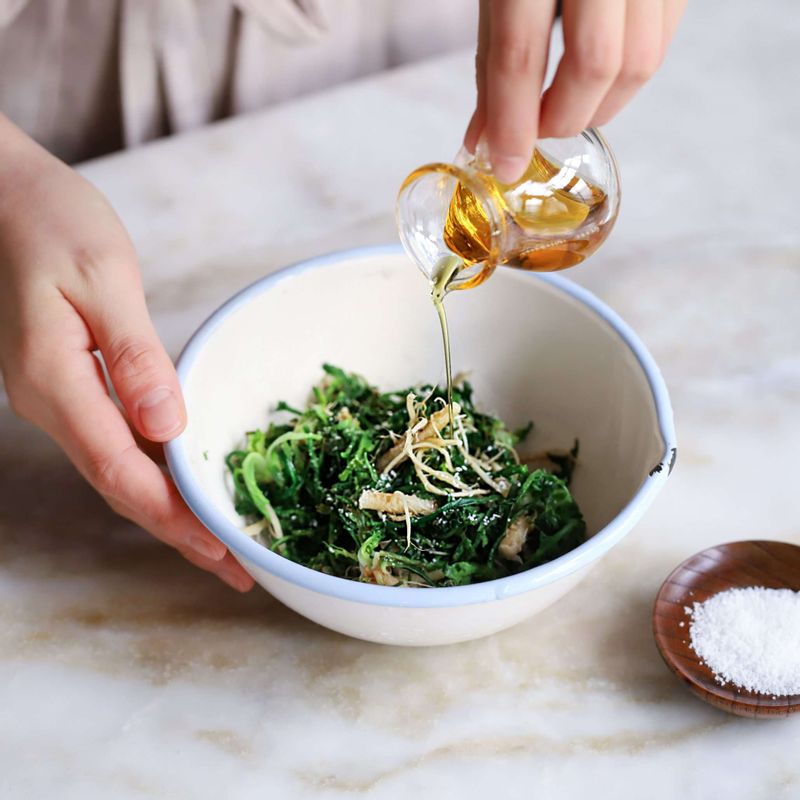 데친 냉이에 들기름과 소금을 넣어 무쳐주세요. 달래장 재료를 모두 섞어주세요.