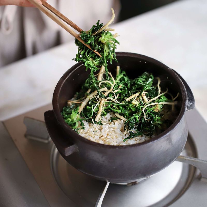 무쳐둔 냉이를 얹어 뚜껑을 닫고, 약불에서 5분 정도 후 불을 끈 후 뜸을 들여주세요.