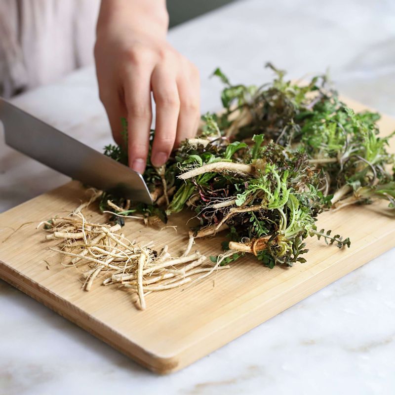 냉이는 손질하여 먹기 좋은 크기로 자른 후 흐르는 물에 깨끗이 씻어주세요. 달래는 알뿌리 끝에 있는 흙을 제거한 후 흐르는 물에 깨끗이 씻어 잘게 썰어주세요.
(tip. 달래의 뿌리부분을 칼등으로 으깬 후 썰어 넣으면 좀 더 진한 달래향을 느끼실 수 있답니다)