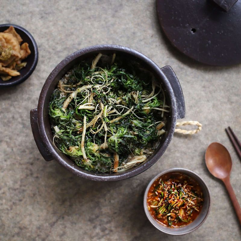 달래장과 곁들여 비벼드시면 향긋한 봄의 맛을 느낄 수 있어요.