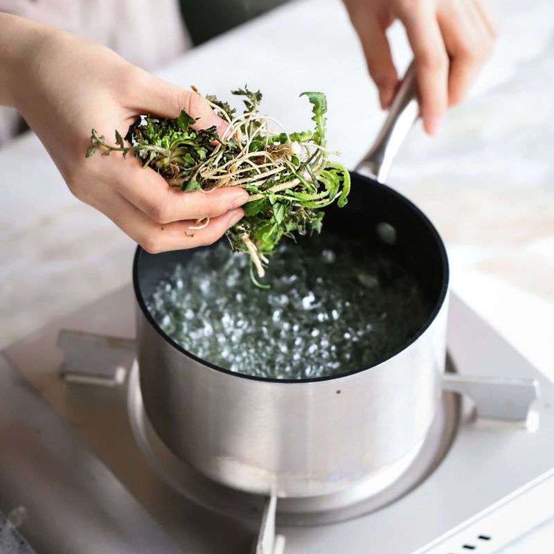 끓는 물에 소금을 약간 넣고, 냉이를 30초 정도 살짝 데친 다음 찬물에 헹궈 물기를 짜주세요.